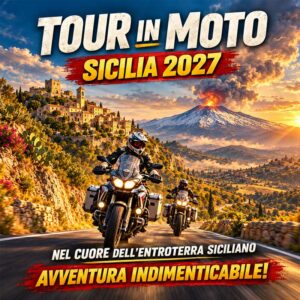 Tour in moto Sicilia 2027 con motociclisti sulle strade panoramiche dell'entroterra siciliano e l'Etna sullo sfondo.