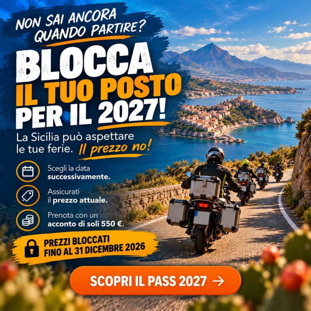 Motociclisti in viaggio su una strada panoramica della Sicilia. Popup PASS 2027 MotoEscursioni per bloccare il prezzo e scegliere successivamente la data del tour