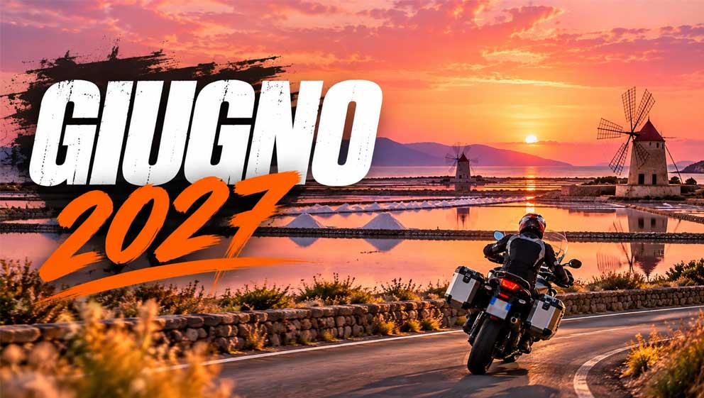 Moto davanti alle Saline di Marsala in Sicilia, con vasche rosa e paesaggio panoramico, immagine del tour di giugno 2027