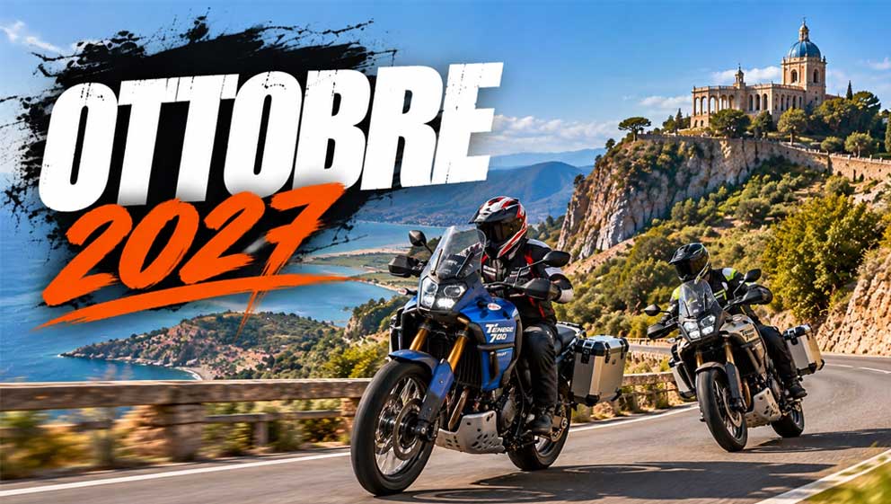 Yamaha Ténéré su una strada panoramica di Tindari, in Sicilia, con il paesaggio costiero sullo sfondo e la scritta Ottobre 2027