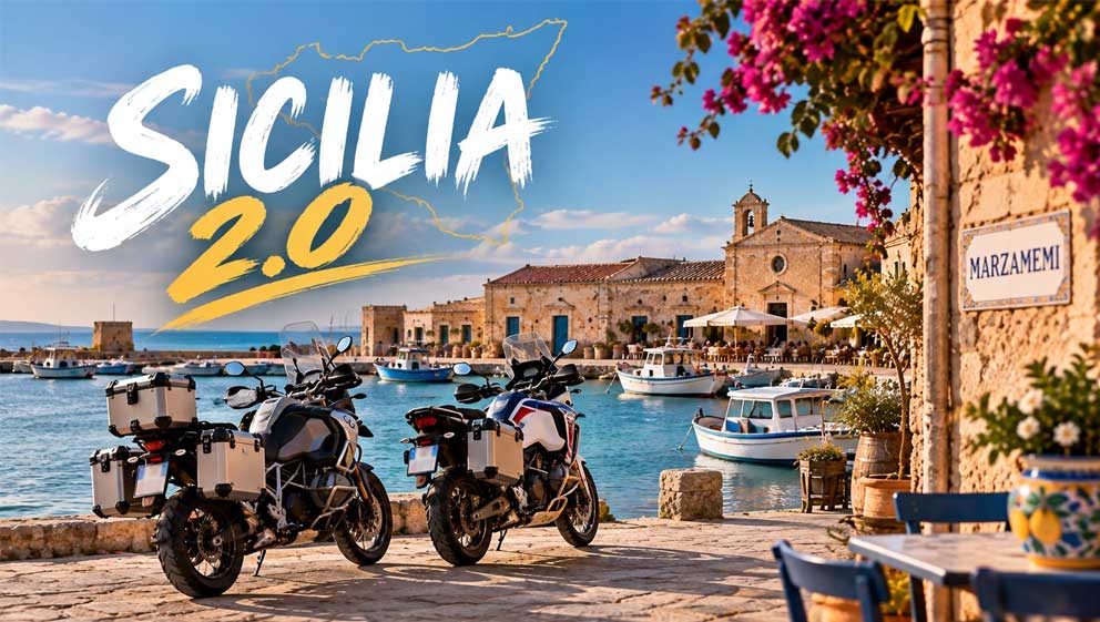 Due moto davanti al borgo marinaro di Marzamemi, nella Sicilia orientale, immagine promozionale del tour Sicilia 2.0 di MotoEscursioni