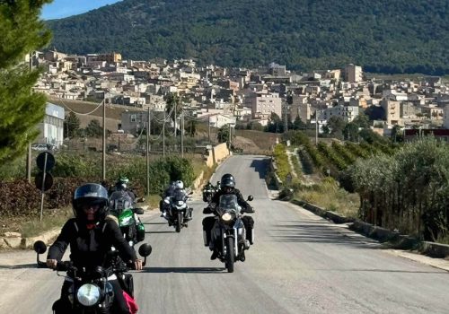 Percorrendo le strade dell'entroterra siciliano con moto escursioni
